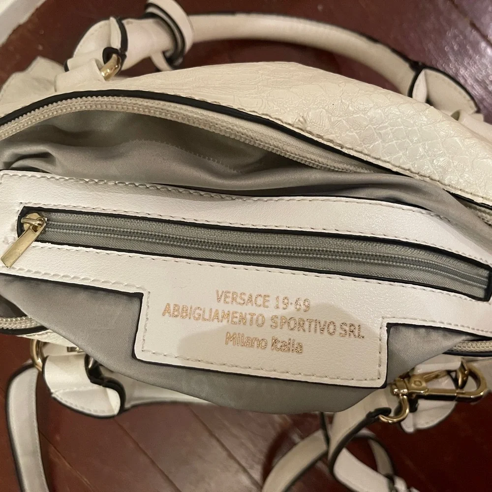 Versace 19V69 Luxurious White Satchel with Quilted Texture and Gold Accents - Picture 9 of 17